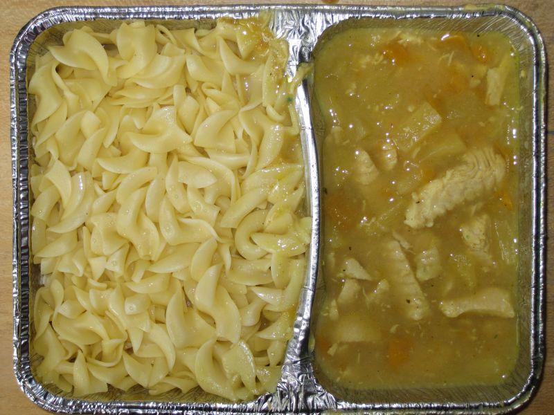 Curryhuhngeschnetzeltes mit Ananas und Pfirsich, dazu Butternudeln