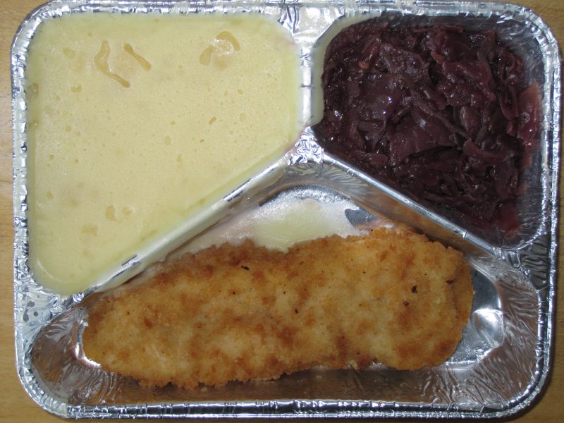 Paniertes Fischfilet mit Rotkohl und Kartoffelpüree