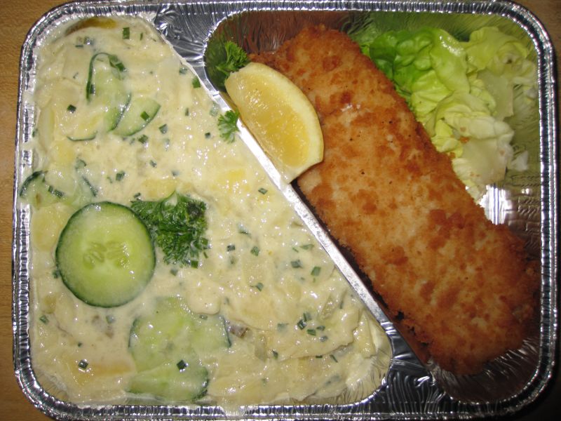 Gebackener Fisch mit Zitronenecke und Gurkenkartoffelsalat