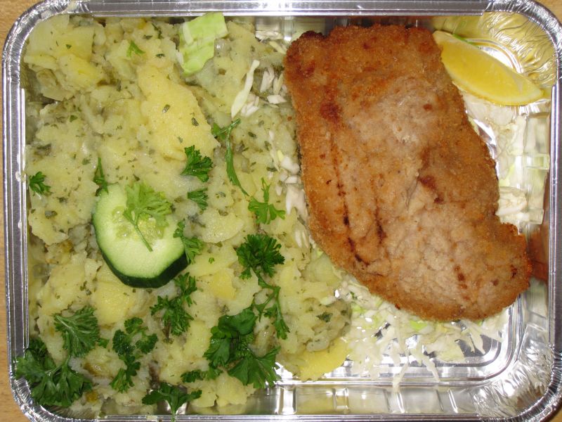 Schweineschnitzel mit Gurkenkartoffelsalat (Öl, Essig, Zwiebel)