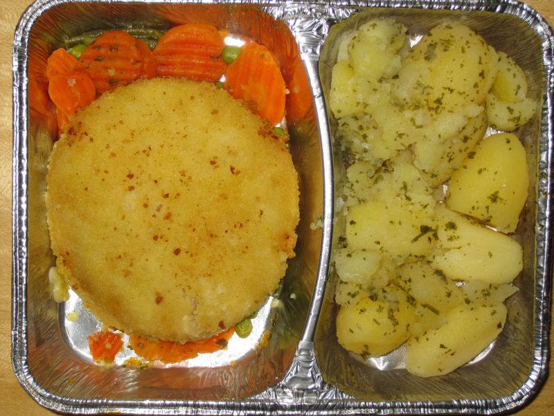 Blumenkohl-Käse-Medaillon auf feinem Gemüse, Petersilienkartoffeln
