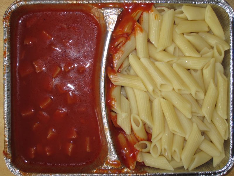 Makkaroni mit Wurstwürfeln und Tomatensoße