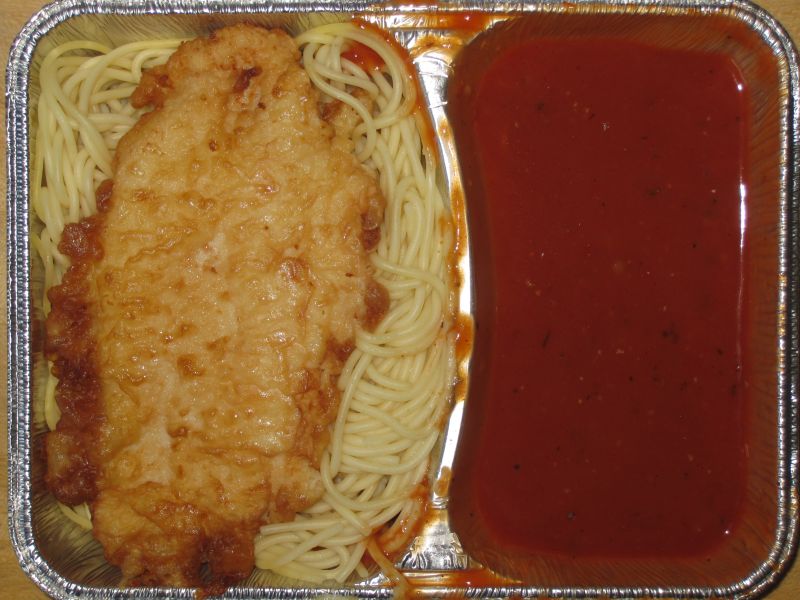 "Piccata Milanese" (Putenschnitzel in Käsehülle) auf Butterspaghetti mit Tomatensoße