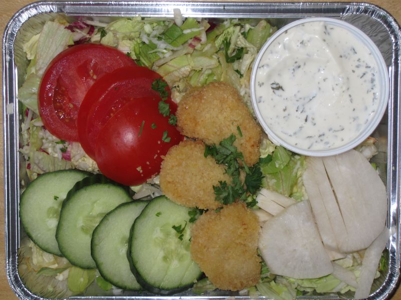 Bunte Salatplatte mit 3 Hähnchennuggets und Kräuterdressing