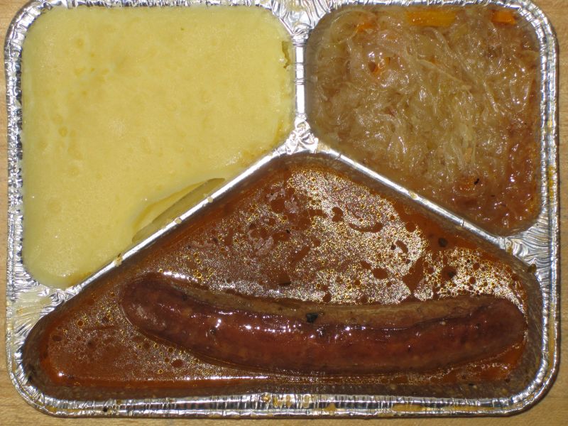 Thüringer Rostbratwurst in herzhafter Senfsoße, mit Delikatesssauerkraut und Kartoffelpüree, Senf