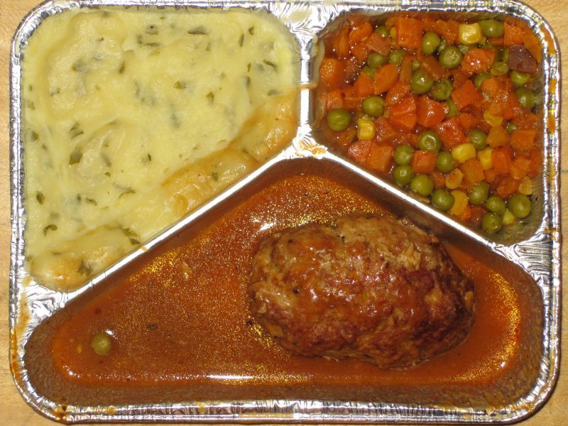 Schwalbennester (Beefsteak mit Eifüllung) mit buntem Gemüse und Kräuterkartoffelpüree