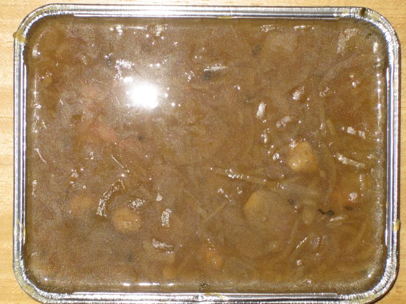 Kräftige Zwiebelsuppe leicht gebunden, mit Fleischklößchen, Weißbrot und Dessert