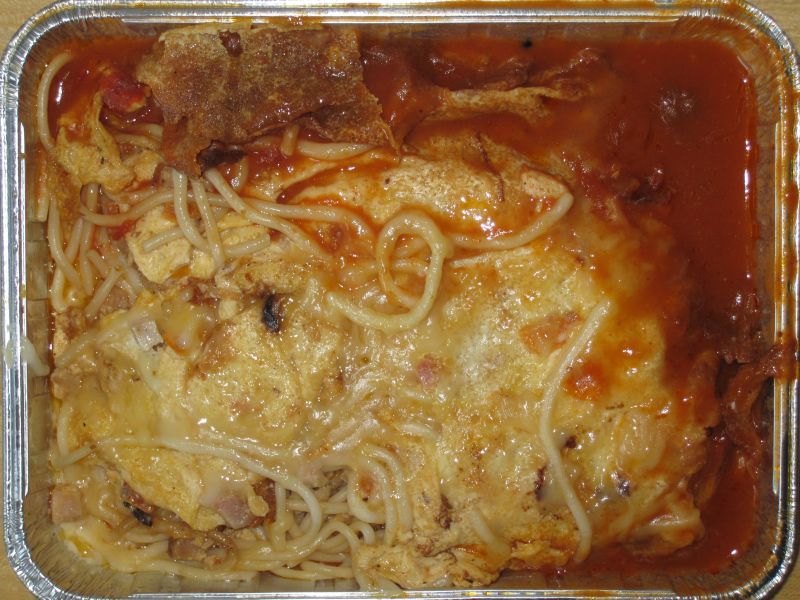Mailänder Omelett mit Schinken, Tomaten und Spaghetti gefüllt, mit Käse bestreut
