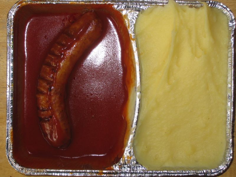 Currywurst in würzigem Tomatendip, mit Kartoffelpüree