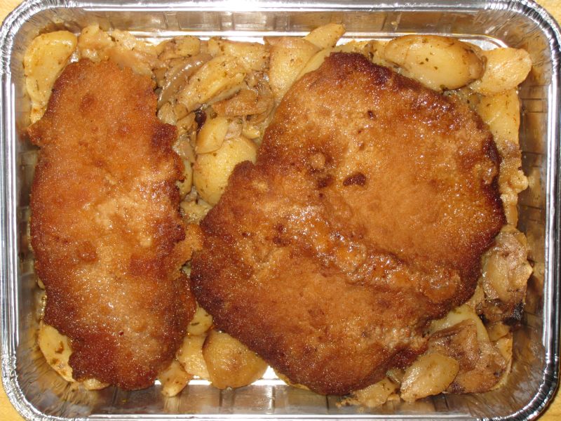 Riesenschnitzel auf Bratkartoffeln