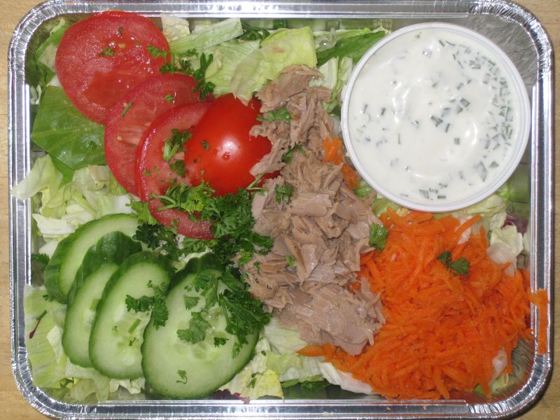 Frische Blattsalate mit Tomate, Gurke, Thunfisch und Dressing