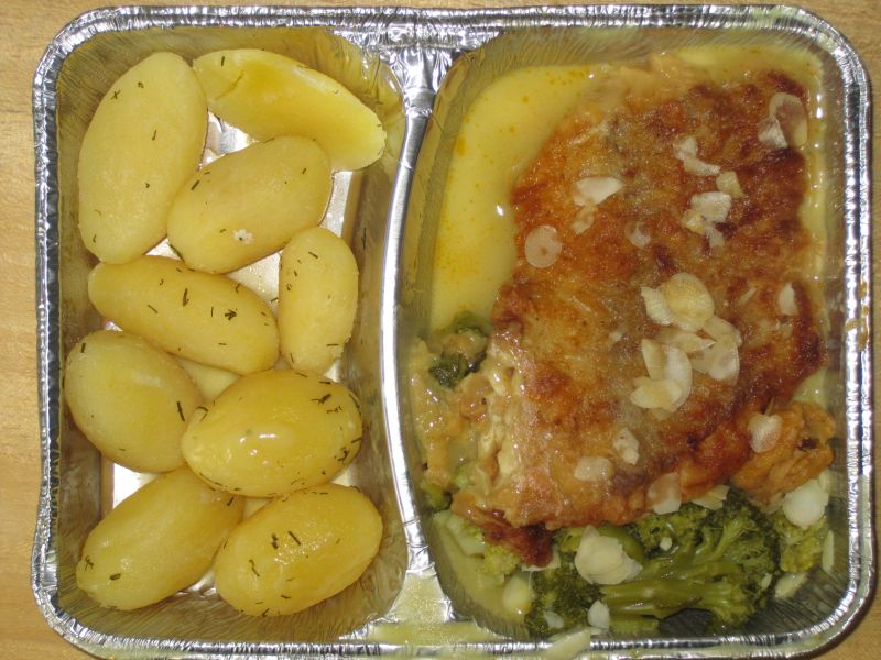 Gegrilltes Fischfilet an Broccoli, mit Mandelblättchen und Dillkartoffeln