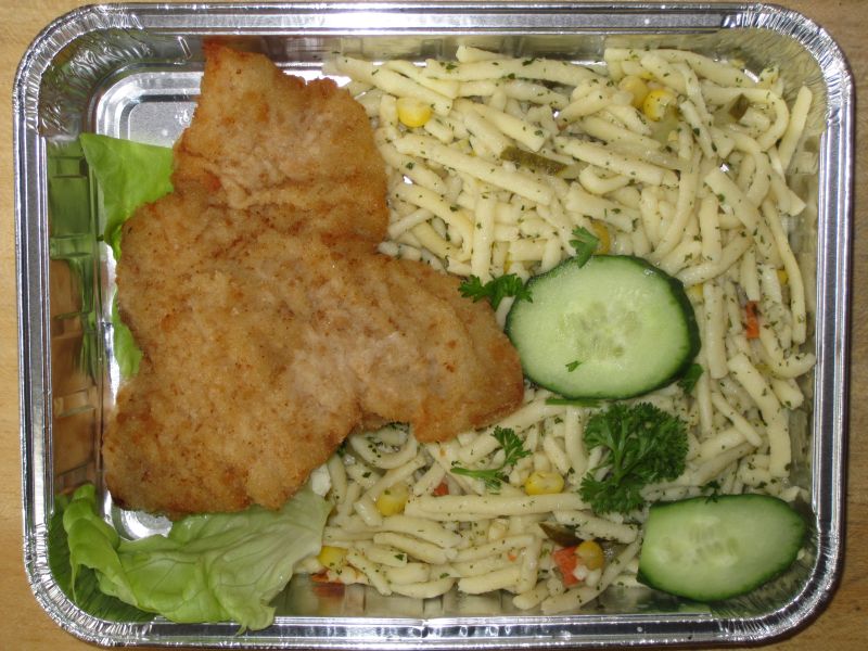 Zartes Putenschnitzel mit buntem Spätzlesalat