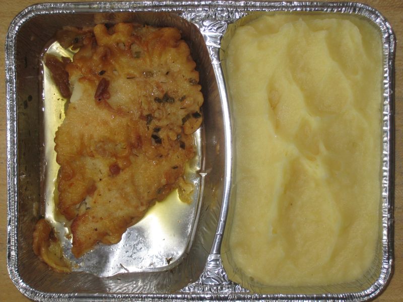 Gebackenes Fischfilet in Eihülle mit Kräuterbutter, Salat, Sahnekartoffelpüree