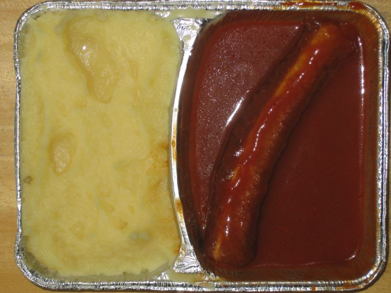 Currywurst in Tomatensoße, Kartoffelbrei und Dessert