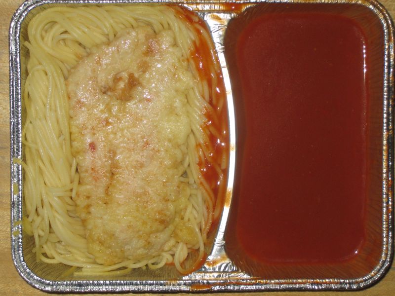 "Piccata Milanese" (Hähnchenfilet in Eihülle) in Tomatensoße, dazu Spaghetti