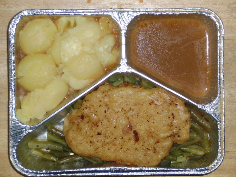 Schweineschnitzel in einer Senfkruste, mit Butterbohnen und Salzkartoffeln