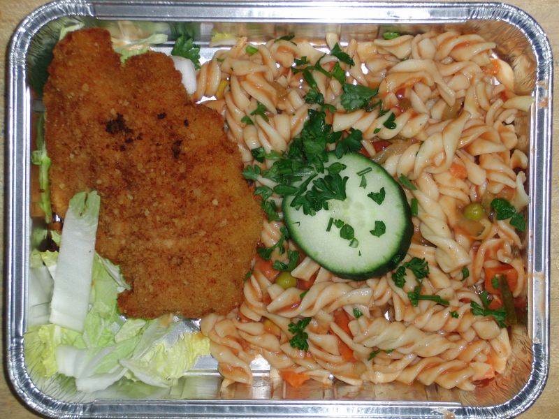 Nudelsalat mit Ketchup und Gemüse, dazu ein saftiges Putenschnitzel