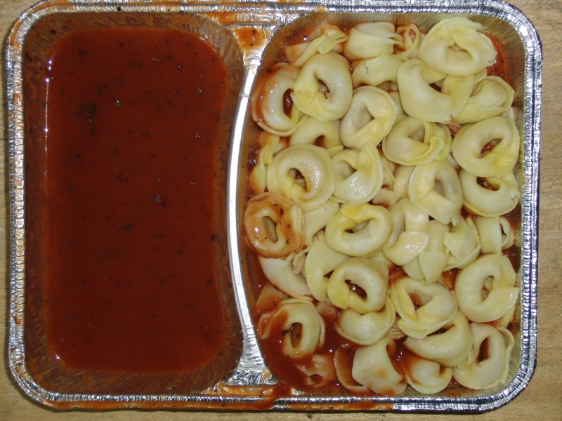 Tortellini in Basilikumsoße, dazu Pudding