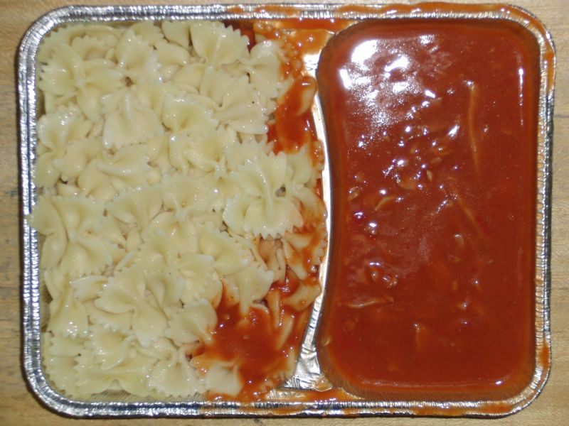 Schleifennudeln mit Schinkenstreifen, in Tomatensoße und Obst