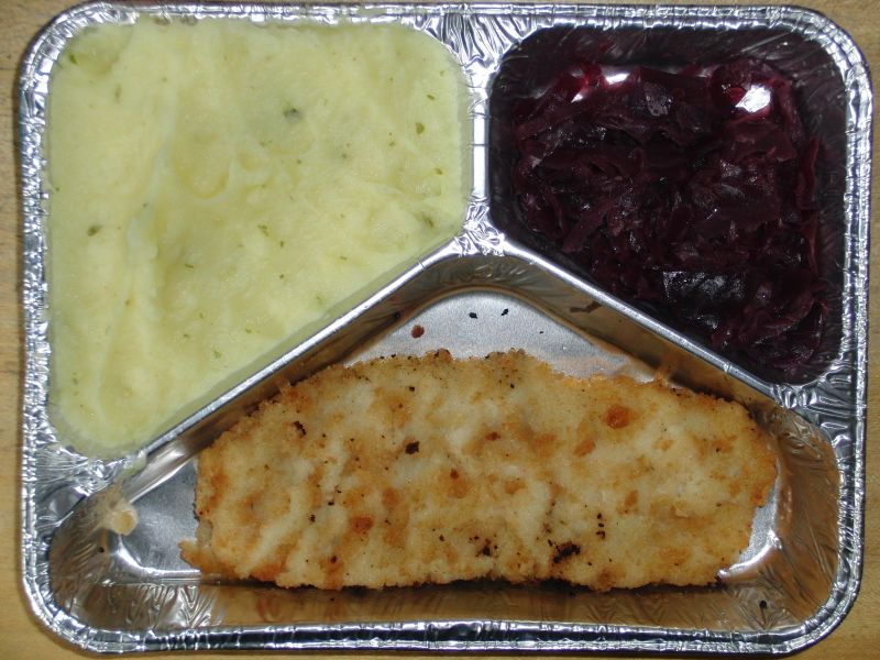 Gebackenes Fischfilet mit Rotkraut und Kräuterkartoffelpüree