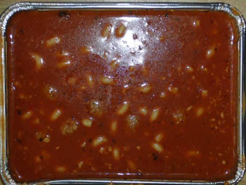 Tomatenbasilikumtopf mit Hörnchennudeln, Fleischklößchen, Käse, Weißbrot und Dessert