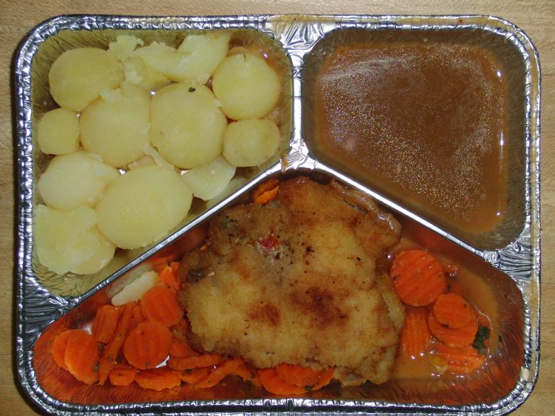 Hähnchenbrust mit Pilzfüllung auf Buttermöhren, mit Geflügelsoße und Kartoffeln