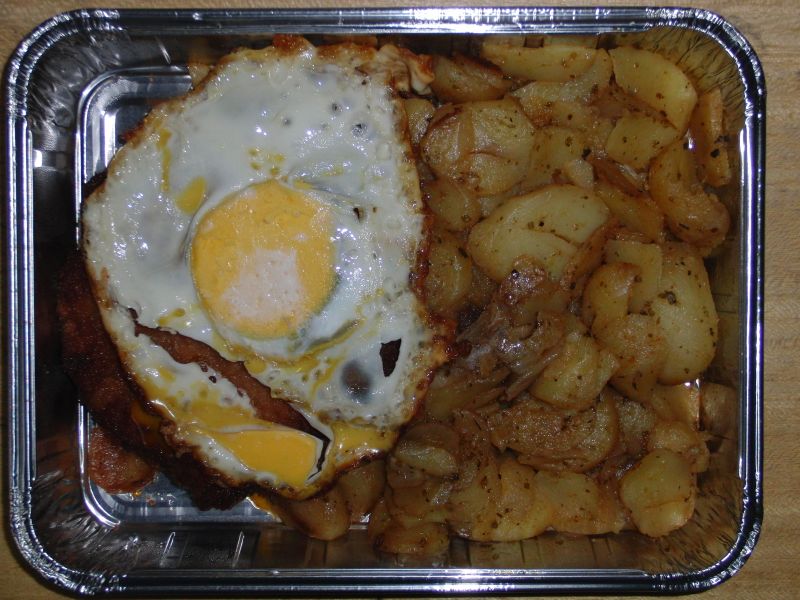 Hamburger Schnitzel (Spiegelei auf Schnitzel) an Bratkartoffeln