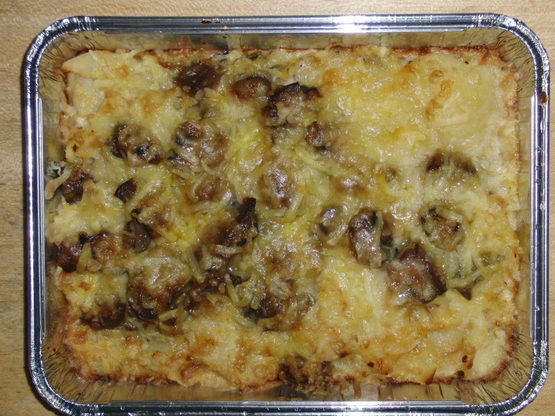 Champignongratin mit Erbsen, Kartoffelscheiben und Käse überbacken