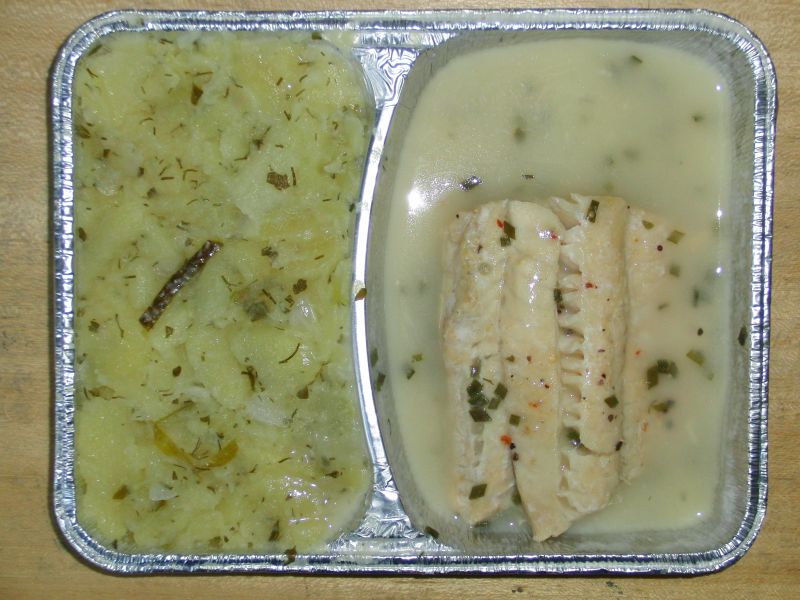 Gedünstetes Fischfilet in Schnittlauchsoße, an warmen Kartoffelsalat