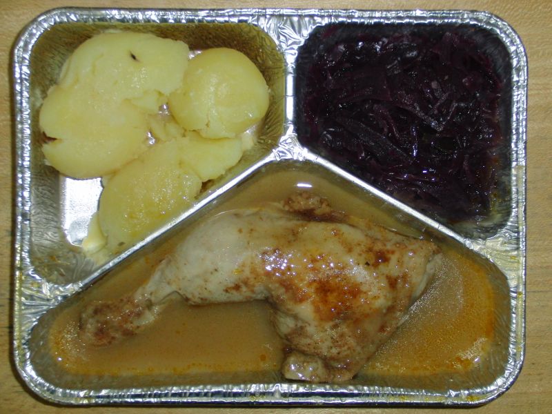 Hähnchenkeule mit Rotkraut und Salzkartoffeln