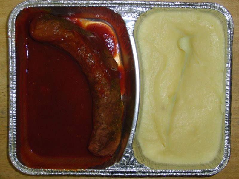 Currywurst mit würzigem Tomatendip und Kartoffelpüree