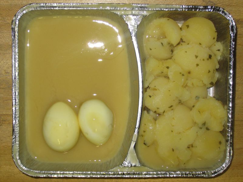 2 saure Eier in Senfsoße, mit Petersilienkartoffeln und Möhren-Apfel-Salat