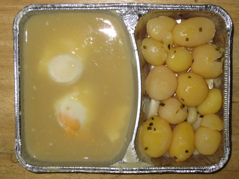 2 verlorene Eier in süß-saurer Soße, mit Apfel-Möhren-Salat und Kräuterkartoffeln